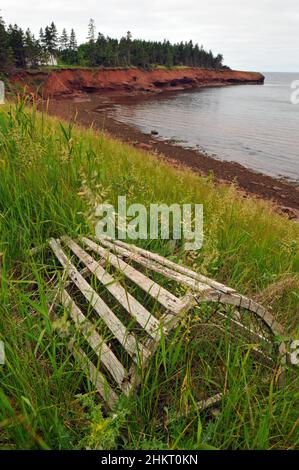 Un ancien piège à homard se trouve au-dessus des falaises côtières le long de la rive sud de l'Île-du-Prince-Édouard, au Canada. Banque D'Images