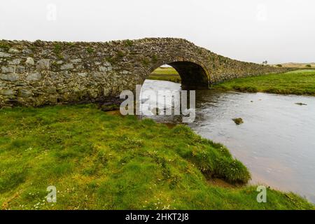 Vieux pont à dos de housse Pont AberffRAW sur Anglesey, pays de Galles, Royaume-Uni, grand angle, paysage Banque D'Images