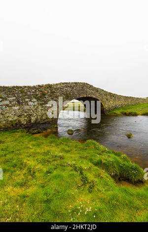 Vieux pont à dos de housse Pont AberffRAW sur Anglesey, pays de Galles Royaume-Uni, grand angle, portrait Banque D'Images