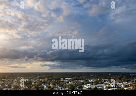 Antenne d'un ominus approchant le front de tempête orientée vers l'ouest et regardant sur les sommets des arbres et la communauté suburbaine de Port Orange, floride, États-Unis. Banque D'Images