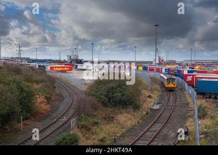 Le train de voyageurs, qui était une fois par jour, jusqu'au port de Heysham, part du port pour Leeds et se compose d'un train de passagers de classe 142 du Northern Rail Banque D'Images