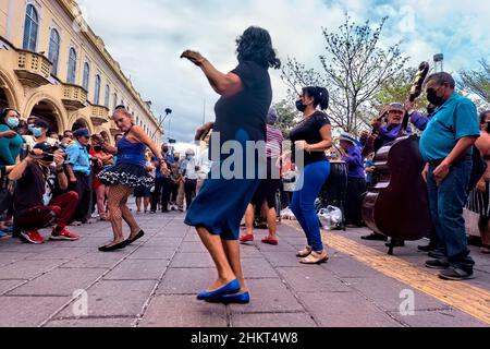 Danse à Plaza Libertad, San Salvador, El Salvador Banque D'Images