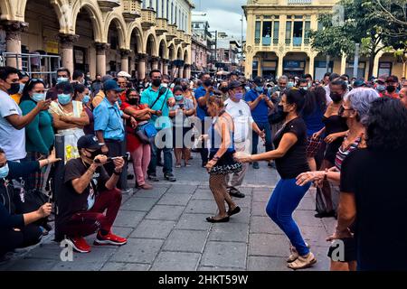 Danse à Plaza Libertad, San Salvador, El Salvador Banque D'Images