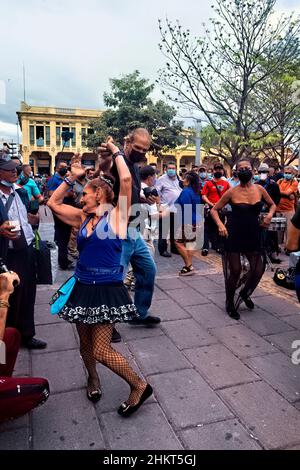 Danse à Plaza Libertad, San Salvador, El Salvador Banque D'Images