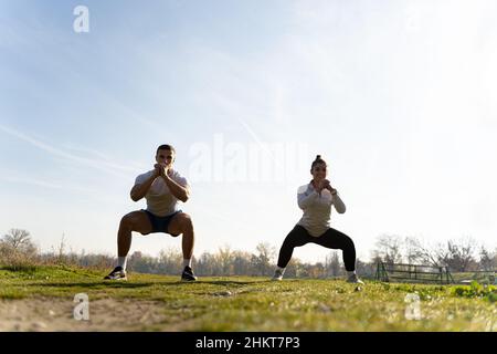 Deux amis en forme de copains incroyables et attrayants font des squads Banque D'Images