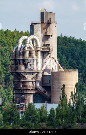 Cimenterie, carrière avec silos et équipement industriel.Extraction de calcaire pour la production de ciment. Banque D'Images