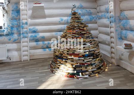 Moscou, Russie - 05 février 2022, le domaine de Moscou de Ded Moroz (Père Noël russe) arbre de Noël fait à partir de livres Banque D'Images