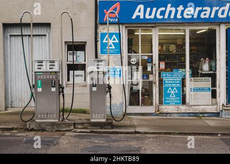 Le magasin et deux pompes à carburant en bord de route de la station-service et le garage mot sur la rue principale dans la petite ville de Perthshire d'Auchterarder. Banque D'Images