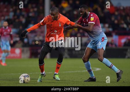 SCUNTHORPE, ROYAUME-UNI.FÉV 5th Dylan Bahamboula d'Oldham Athletic avec Emmanuel Onariase de Scunthorpe Unis pendant le match de la Sky Bet League 2 entre Scunthorpe United et Oldham Athletic à Glanford Park, Scunthorpe, le samedi 5th février 2022.(Crédit : Eddie Garvey | MI News) Banque D'Images