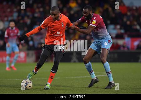 SCUNTHORPE, ROYAUME-UNI.FÉV 5th Dylan Bahamboula d'Oldham Athletic avec Emmanuel Onariase de Scunthorpe Unis pendant le match de la Sky Bet League 2 entre Scunthorpe United et Oldham Athletic à Glanford Park, Scunthorpe, le samedi 5th février 2022.(Crédit : Eddie Garvey | MI News) Banque D'Images