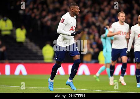 Londres, Royaume-Uni.05th févr. 2022.Emerson Royal de Tottenham Hotspur regarde.Emirates FA Cup 4th Round Match, Tottenham Hotspur v Brighton & Hove Albion à Londres le samedi 5th février 2022. Cette image ne peut être utilisée qu'à des fins éditoriales.Utilisation éditoriale uniquement, licence requise pour une utilisation commerciale.Aucune utilisation dans les Paris, les jeux ou les publications d'un seul club/ligue/joueur. photo par Steffan Bowen/Andrew Orchard sports photographie/Alay Live news crédit: Andrew Orchard sports photographie/Alay Live News Banque D'Images