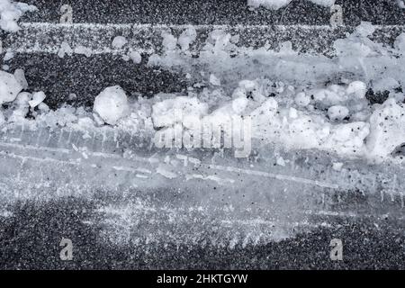 Car les traces de pneus dans la neige Banque D'Images