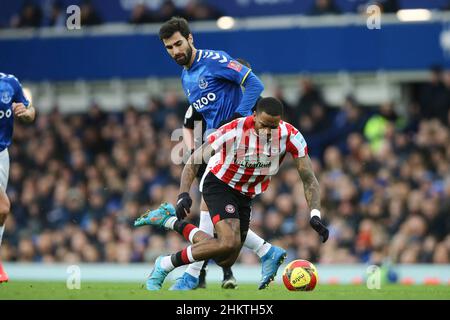 Liverpool, Royaume-Uni.05th févr. 2022.Ivan Toney de Brentford (r) est fouillé par André Gomes d'Everton.Emirates FA Cup 4th Round Match, Everton v Brentford au stade Goodison Park de Liverpool le samedi 5th février 2022. Cette image ne peut être utilisée qu'à des fins éditoriales.Utilisation éditoriale uniquement, licence requise pour une utilisation commerciale.Aucune utilisation dans les Paris, les jeux ou les publications d'un seul club/ligue/joueur. photo par Chris Stading/Andrew Orchard sports Photography/Alamy Live News crédit: Andrew Orchard sports Photography/Alamy Live News Banque D'Images