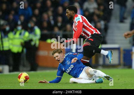 Liverpool, Royaume-Uni.05th févr. 2022.Anthony Gordon d'Everton et Christian Norgaard de Brentford se battent pour le ballon.Emirates FA Cup 4th Round Match, Everton v Brentford au stade Goodison Park de Liverpool le samedi 5th février 2022. Cette image ne peut être utilisée qu'à des fins éditoriales.Utilisation éditoriale uniquement, licence requise pour une utilisation commerciale.Aucune utilisation dans les Paris, les jeux ou les publications d'un seul club/ligue/joueur. photo par Chris Stading/Andrew Orchard sports Photography/Alamy Live News crédit: Andrew Orchard sports Photography/Alamy Live News Banque D'Images