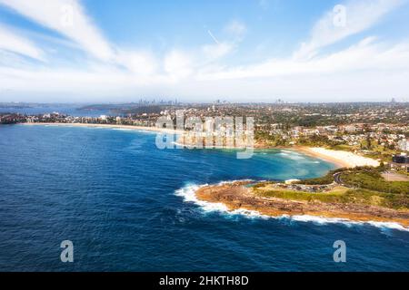 Plages de Manly et d'eau douce sur la côte des plages du Nord de Sydney - vue aérienne vers le port et le quartier des affaires. Banque D'Images