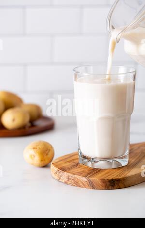 Scène lumineuse et lumineuse de lait de pomme de terre, une alternative sustantible au lait de lait Banque D'Images