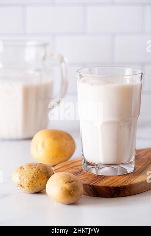 Scène lumineuse et lumineuse de lait de pomme de terre, une alternative sustantible au lait de lait Banque D'Images