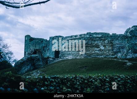 Pevensey - ruines du fort romain « Anderitum » et château normand construits sur les remans du fort.C'est ici que Guillaume le Conquérant fit l'atterrissage dans son invasion de l'Angleterre en 1066 après avoir traversé la Manche de Normandie.Vue du sud-est.Numérisation d'archivage à partir d'une lame.Novembre 1966. Banque D'Images