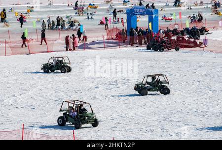 ZHANGJIAKOU, CHINE - le 5 FÉVRIER 2022 - les touristes font l'expérience de kart de la neige dans la zone touristique de Kulunnur, dans la ville de Zhangjiakou, dans la province du Hebei, au nord de la Chine Banque D'Images