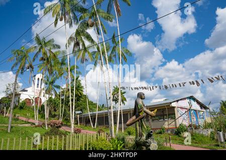 Puerto Nariño, Amazone, Colombie, 5 janvier 2022. Rue typique du village et église Banque D'Images