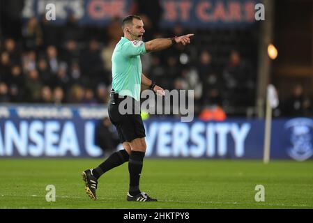 Swansea, Royaume-Uni.05th févr. 2022.Tim Robinson arbitre pendant le jeu crédit: Nouvelles Images /Alamy Live News Banque D'Images