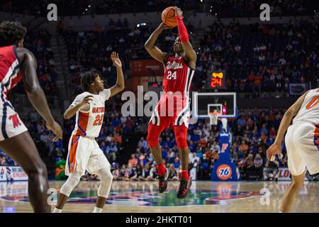 5 février 2022: Le garde des rebelles du Mississippi Jarkel Joiner (24) tire pendant le match de basket-ball NCAA entre les rebelles Ole Miss et les Gators de Floride au Stephen C. O'Connell Centre Gainesville, FL.Les Gators de Floride batrent les rebelles Ole Miss 62 à 57 en heures supplémentaires.Jonathan Huff/CSM. Banque D'Images