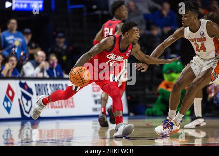 5 février 2022: Le garde des rebelles du Mississippi Tye Fagan (14) mène l'infraction pendant le match de basket-ball de la NCAA entre les rebelles de Ole Miss et les Gators de Floride à Stephen C. O'Connell Centre Gainesville, FL.Les Gators de Floride batrent les rebelles Ole Miss 62 à 57 en heures supplémentaires.Jonathan Huff/CSM. Banque D'Images