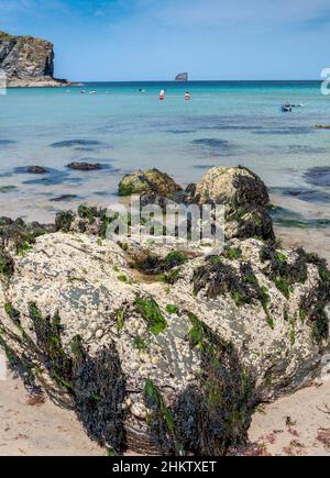 St.Agnes,Cornouailles,Angleterre,Royaume-Uni-juillet 22: Les vacanciers apprécient les eaux chaudes de l'océan Atlantique, sur un soleil, chaud mi-journée d'été, un grand stand de rochers n Banque D'Images