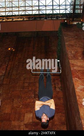 18 septembre 2008, New York City, New York, Etats-Unis: Magicien David Blaine lors de la conférence de presse 'David Blaine:Dive of Death', annonçant le défi d'endurance de pendre à l'envers pendant 60 heures dans l'atrium de la Trump Tower sur 5th Avenue à New York.(Image de crédit : © Walter Weissman/ZUMA Press Wire) Banque D'Images
