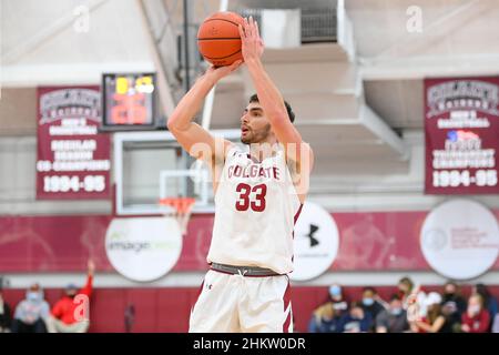 2 février 2022: Colgate Raiders garde Oliver Lynch-Daniels (33) tire le ballon contre le Bison de Bucknell pendant la deuxième moitié d'un match de basket-ball universitaire de la NCAA le, mercredi 2 février 2022,À Cotterell court à Hamilton, New York.Colgate défait Bucknell 83-69.Riche Barnes/CSM Banque D'Images