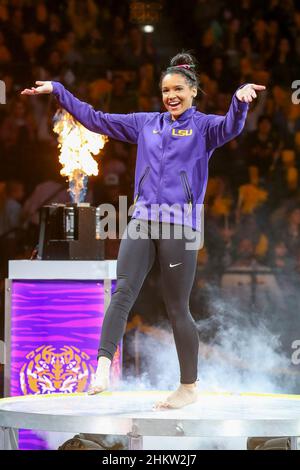 Bâton Rouge, LA, États-Unis.05th févr. 2022.Haleigh Bryant de LSU est présenté à la couronne avant l'action de gymnastique de la NCAA entre les Tigers d'Auburn et les Tigers de LSU au Centre d'assemblage de Pete Maravich à Baton Rouge, LA.Jonathan Mailhes/CSM/Alamy Live News Banque D'Images