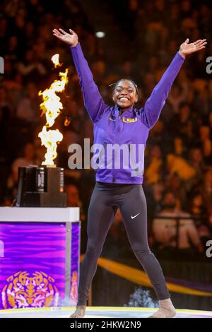 Bâton Rouge, LA, États-Unis.05th févr. 2022.Kiya Johnson de LSU est présenté à la couronne avant l'action de gymnastique de la NCAA entre les Tigres d'Auburn et les Tigres de LSU au Centre d'assemblage de Pete Maravich à Baton Rouge, LA.Jonathan Mailhes/CSM/Alamy Live News Banque D'Images