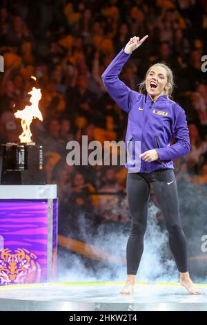 Bâton Rouge, LA, États-Unis.05th févr. 2022.Reagan Campbell de LSU est présenté à la couronne avant l'action de gymnastique de la NCAA entre les Tigres d'Auburn et les Tigres de LSU au Centre d'assemblage de Pete Maravich à Baton Rouge, LA.Jonathan Mailhes/CSM/Alamy Live News Banque D'Images