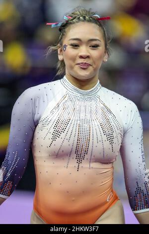 Bâton Rouge, LA, États-Unis.05th févr. 2022.Sunisa Lee d'Auburn effectue sa routine d'étage pendant l'action de gymnastique de la NCAA entre les Tigres d'Auburn et les Tigres de LSU au centre d'assemblage de Pete Maravich à Baton Rouge, LA.Jonathan Mailhes/CSM/Alamy Live News Banque D'Images