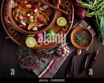 Maïs cuit avec porc et piment rouge, cuisine mexicaine. Banque D'Images