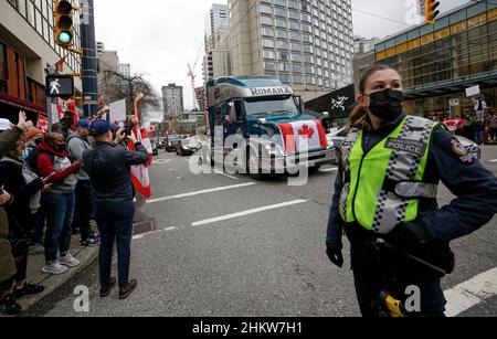 Vancouver, Canada.5th févr. 2022.Un policier portant un masque facial est vu en service pendant le rassemblement et le convoi contre le mandat du vaccin COVID-19 au centre-ville de Vancouver, Canada, le 5 février 2022.En solidarité avec les manifestants du centre-ville d'Ottawa, les partisans des mandats et des restrictions anti COVID-19 en matière de vaccins à Vancouver ont participé à des convois et des rassemblements de protestation contre le mandat du gouvernement canadien en matière de vaccins pour les travailleurs essentiels qui franchissent la frontière canado-américaine.Credit: Liang Sen/Xinhua/Alay Live News Banque D'Images