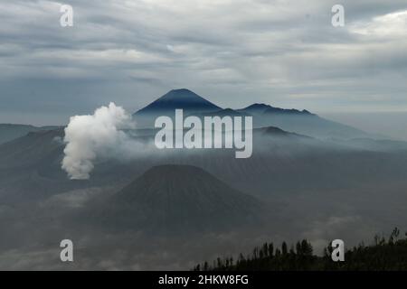 Volcan du Mont Bromo Gunung Bromo, semeru et Batok au lever du soleil depuis le point de vue du Mont Penanjakan, à l'est de Java, en Indonésie. Tôt le matin Banque D'Images