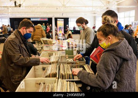 BLOOMINGTON, ÉTATS-UNIS - 2022/02/05: Les participants magasinent pour des disques à l'exposition de musique annuelle 3rd au Monroe County Convention Center à Bloomington, 5 dans l'Indiana (2022 photo de Jeremy Hogan/The Bloomingtonian) Banque D'Images