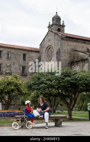 Une femme et un enfant apprécient le Xardín de Casto Sampedro dans le Centro Histórico de Pontevedra, Espagne. Banque D'Images