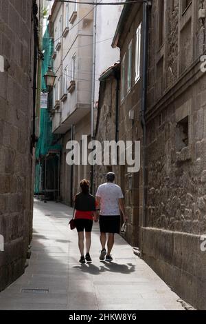 Un couple marche le long de Rúa San Nicolás dans le Centro Histórico de Pontevedra, Espagne. Banque D'Images