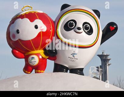 Pékin, Chine.06th févr. 2022.Jeux olympiques, fonctionnalité.Les mascottes olympiques Panda Bing Dwen (r/Jeux olympiques) et Shuey Rhon Rhon (Jeux paralympiques d'hiver de 2022).La tour Oympia peut être vue en arrière-plan.Credit: Peter Kneffel/dpa/Alay Live News Banque D'Images