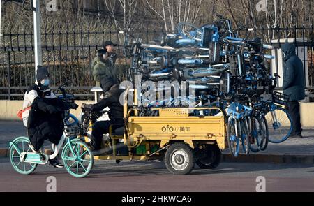 Pékin, Chine.06th févr. 2022.Olympia, fonctionnalité.Les vélos de location collectés reposent sur un véhicule et sont conduits.Credit: Peter Kneffel/dpa/Alay Live News Banque D'Images