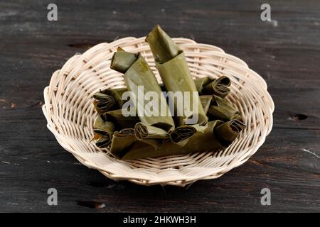 Lontong, riz bouilli nourriture traditionnelle enveloppée dans la feuille de banane Banque D'Images