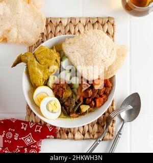 Casquette Lontong Go meh.Indonésie Peranakan plat de soupe de gâteau de riz ou Lontong Sayur avec Oper Ayam poulet Curry, Spicy Chayote Curry, Sapbel Goreng ATI K Banque D'Images