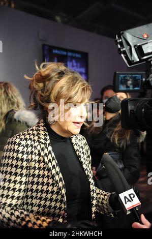 La merveilleuse soirée de patinage de Mme Maisel à Bryant Park, New York, le 5 février 2022 avec Rachel Brosnahan, Alex Borstein, Michael Zegen, photos de Nadja Sayej Banque D'Images