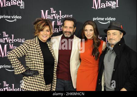 La merveilleuse soirée de patinage de Mme Maisel à Bryant Park, New York, le 5 février 2022 avec Rachel Brosnahan, Alex Borstein, Michael Zegen, photos de Nadja Sayej Banque D'Images