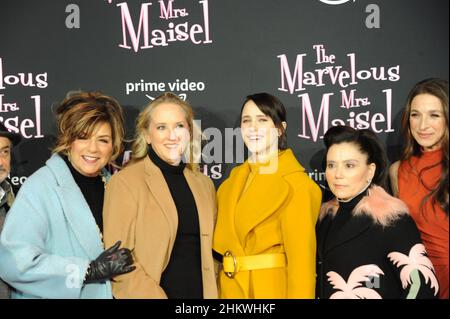 La merveilleuse soirée de patinage de Mme Maisel à Bryant Park, New York, le 5 février 2022 avec Rachel Brosnahan, Alex Borstein, Michael Zegen, photos de Nadja Sayej Banque D'Images