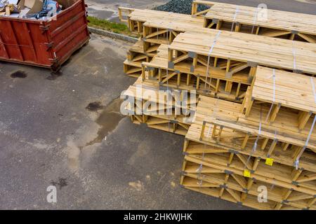 Panneaux en bois, matériaux de construction en bois pour la construction de déchets près du conteneur Banque D'Images