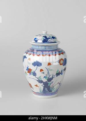 Art inspiré par Ovoid bocal couvert avec plantes à fleurs, Ovoid bocal couvert de porcelaine, peint en bleu sous-glaçure et sur le rouge, vert, jaune et noir. Sur le ventre trois fois une plante à fleurs (pivoine, prunus, chrysanthème) sur une roche. Sur l'épaule quatre bandes décoratives, les œuvres classiques modernisées par Artotop avec une touche de modernité. Formes, couleur et valeur, impact visuel accrocheur sur l'art émotions par la liberté d'œuvres d'art d'une manière contemporaine. Un message intemporel qui cherche une nouvelle direction créative. Artistes qui se tournent vers le support numérique et créent le NFT Artotop Banque D'Images