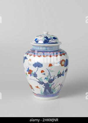 Art inspiré par Ovoid bocal couvert avec plantes à fleurs, Ovoid bocal couvert de porcelaine, peint en bleu sous-glaçure et sur le rouge, vert, jaune et noir. Sur le ventre trois fois une plante à fleurs (pivoine, prunus, chrysanthème) sur une roche. Sur l'épaule quatre bandes décoratives, les œuvres classiques modernisées par Artotop avec une touche de modernité. Formes, couleur et valeur, impact visuel accrocheur sur l'art émotions par la liberté d'œuvres d'art d'une manière contemporaine. Un message intemporel qui cherche une nouvelle direction créative. Artistes qui se tournent vers le support numérique et créent le NFT Artotop Banque D'Images